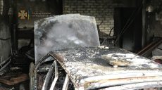 В Харькове в частном гараже сгорел автомобиль (фото)