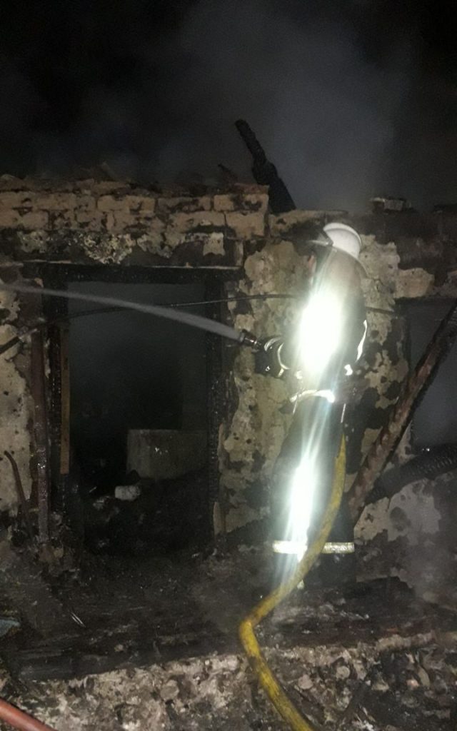 На Харьковщине в сгоревшем доме обнаружили тело человека (фото)