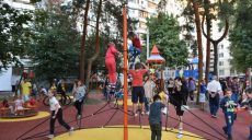В одном из дворов Харькова построили мини-парк для детей