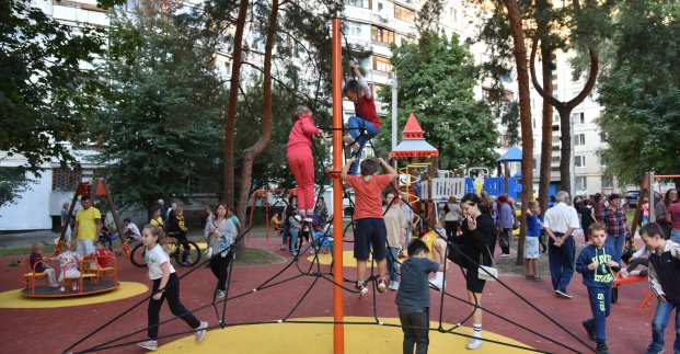 В одном из дворов Харькова построили мини-парк для детей