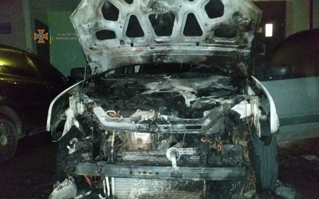 В Харькове сгорел автомобиль, припаркованный на ночь во дворе многоэтажки (фото)