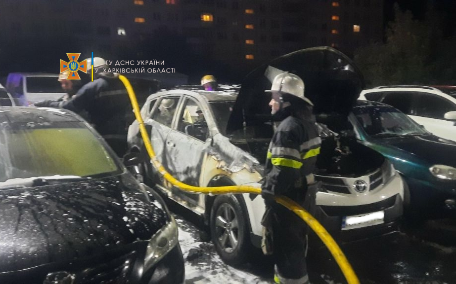 Ночью в Харькове на автостоянке сгорели шесть автомобилей (фото)