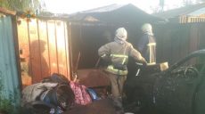 В Харькове в гараже сгорел автомобиль, его владелец с ожогами госпитализирован (фото)
