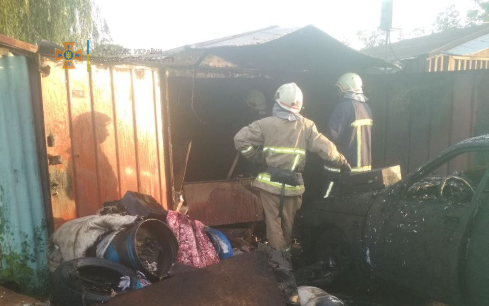 В Харькове в гараже сгорел автомобиль, его владелец с ожогами госпитализирован (фото)