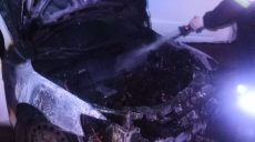 В Харькове во дворе дома сгорел Mitsubishi Lancer (фото)