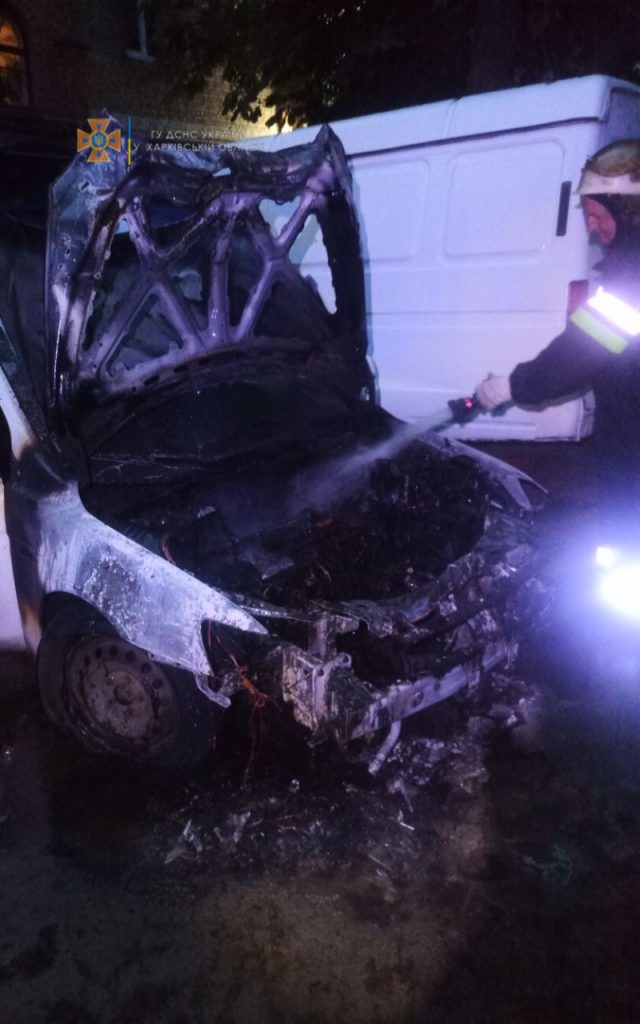 В Харькове во дворе дома сгорел Mitsubishi Lancer (фото)