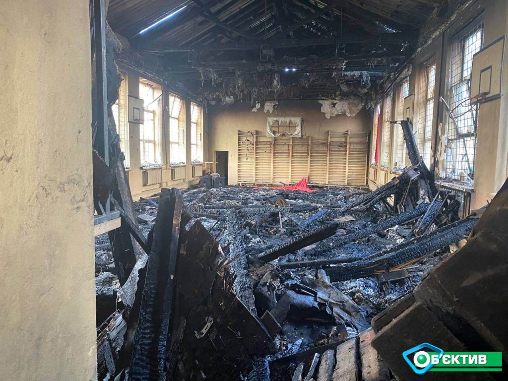 На момент возгорания в школе находился сторож: подробности пожара в Чугуеве (фото)