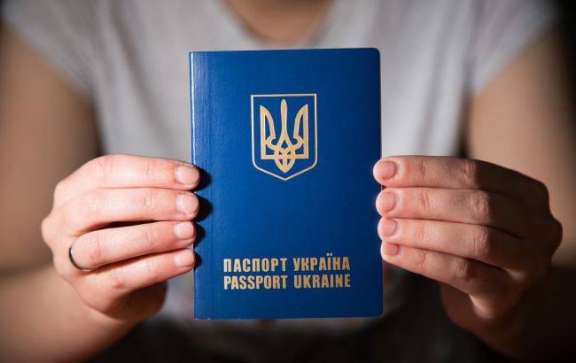 Украинцев могут обязать поменять загранпаспорта