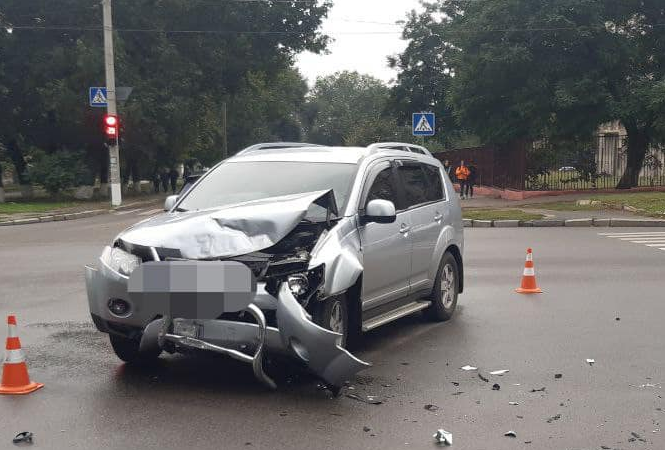 В Харькове легковушки не поделили дорогу: «скорая» увезла пострадавших (фото)