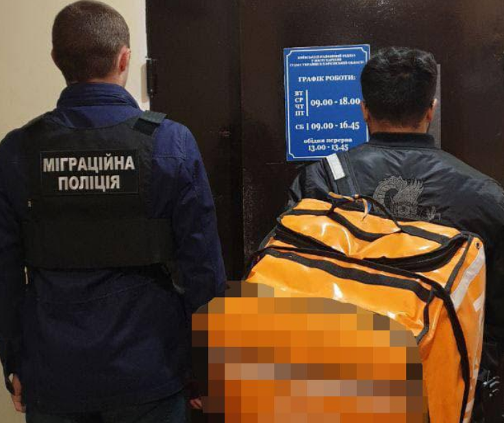 Харьковские правоохранители задержали студентов-иностранцев, которые незаконно работали в службах доставки - фото 1