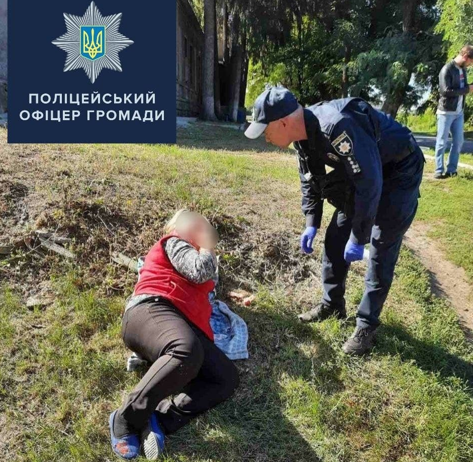 Упала в обморок посреди улицы: под Харьковом полицейский спас женщину (фото)