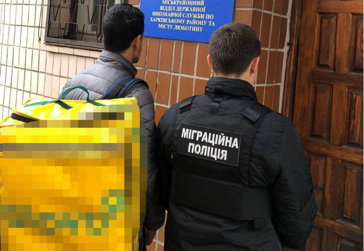 Студенты-иностранцы без разрешения развозили еду по Харькову (фото)