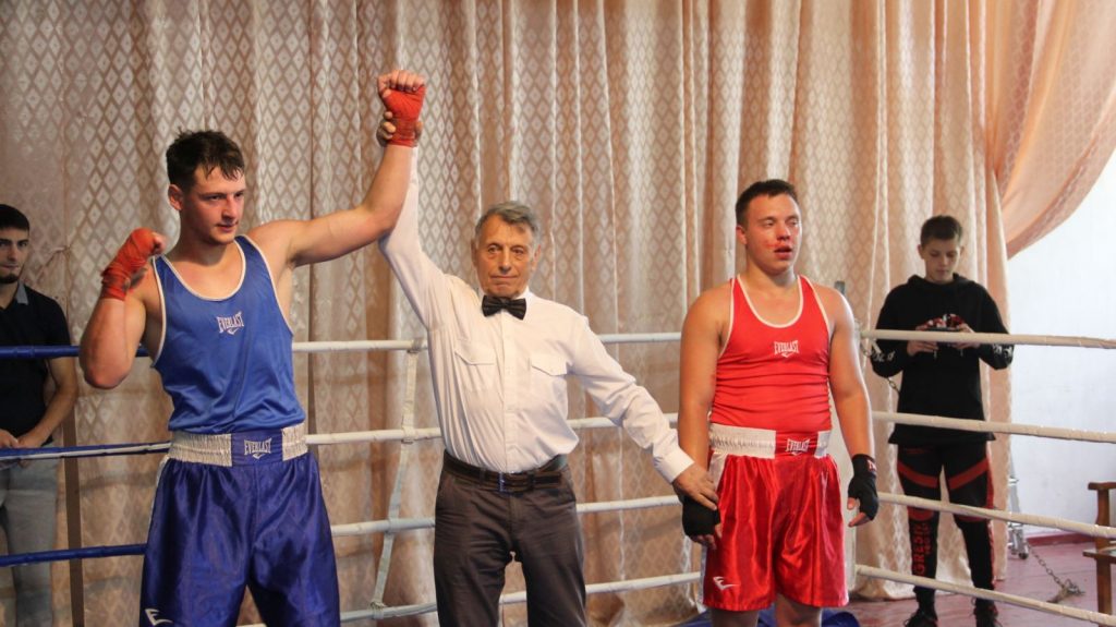 На турнир по боксу в Люботине собрались 70 спортсменов от юношей до тяжеловесов (фото)