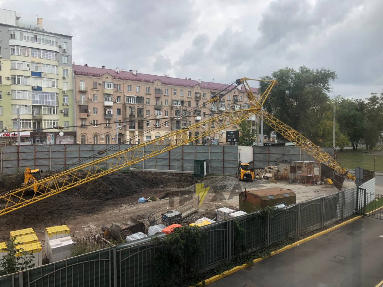 В Харькове на стройке рухнул строительный кран - фото 1