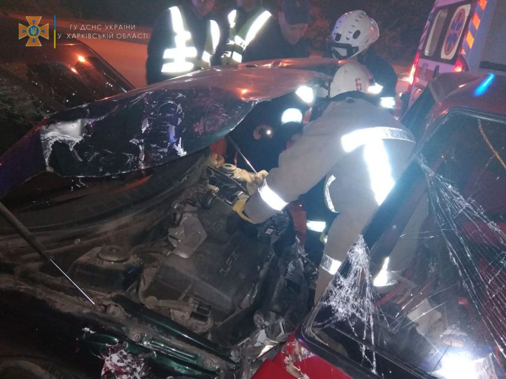 Спасатели деблокировали из легковушки 2 пострадавших в результате ДТП (фото)