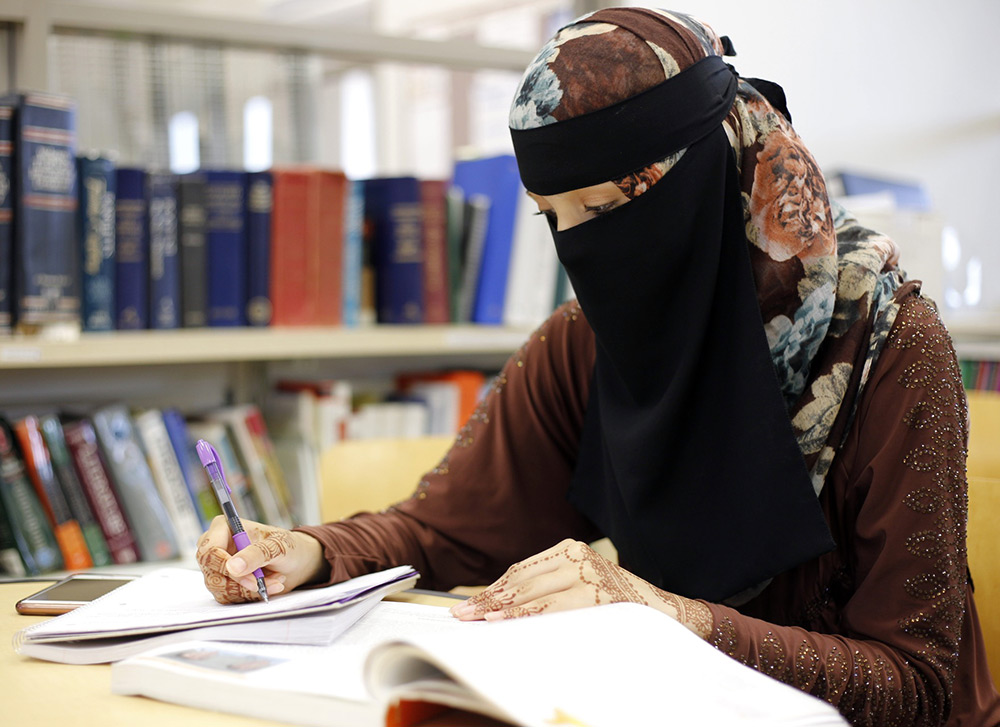 С 6 сентября афганские студентки обязаны носить никаб — головной убор с прорезями для глаз