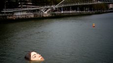В Испании появился необычный арт-объект: «утонувшая девушка» пугает людей (фото, видео)