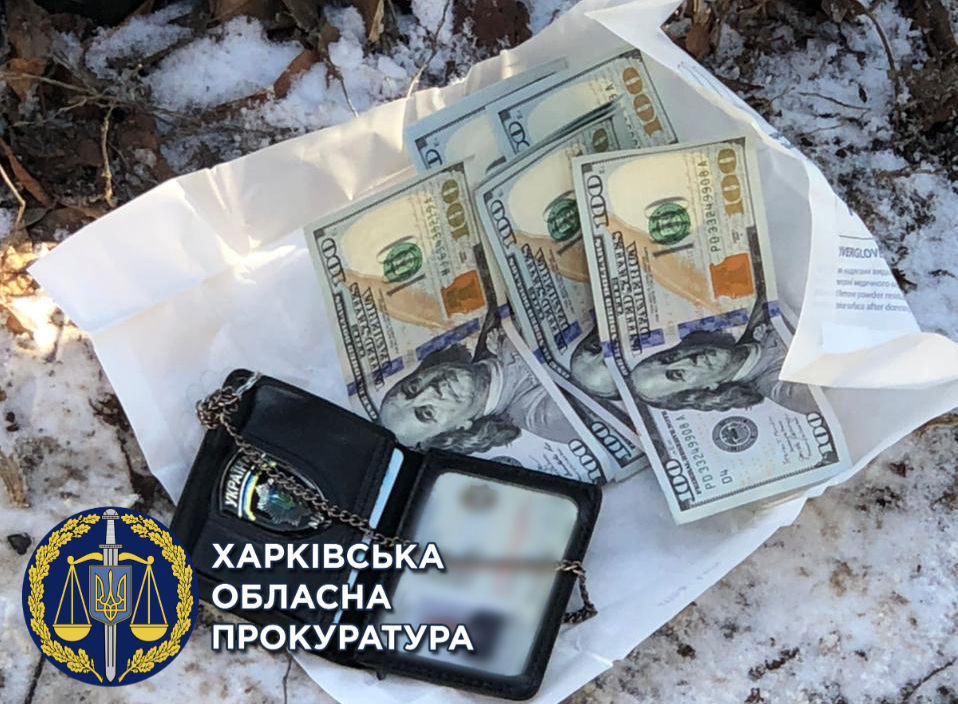 Полицейского из Харьковской области будут судить за взятку в тысячу долларов (фото)