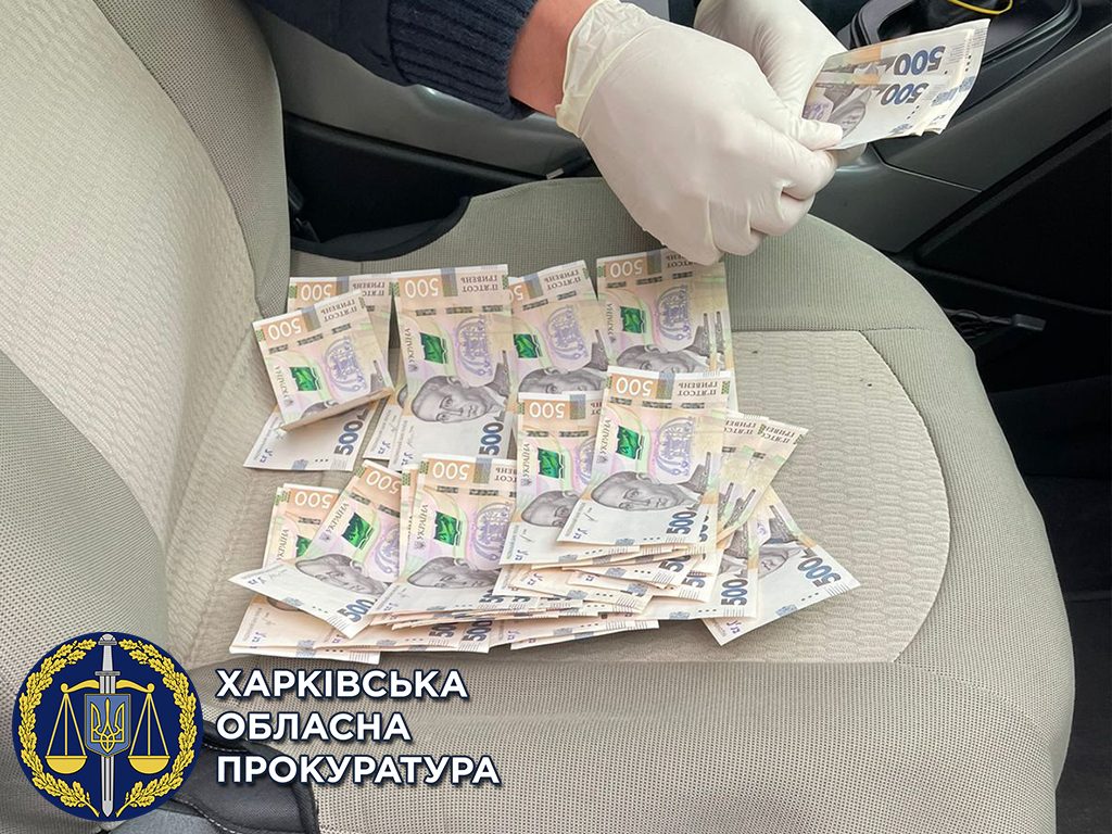 В Харькове за вымогательство и получение взятки задержали двух налоговиков (фото)