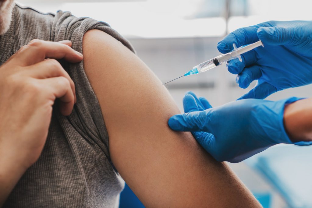 МОЗ вводит обязательную вакцинацию от COVID-19 для чиновников и педагогов