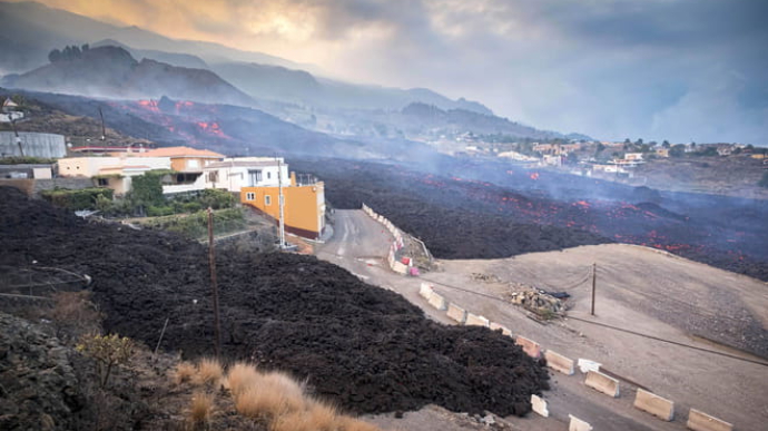 Вулкан на Канарах разрушил около 160 домов на острове Ла-Пальма (видео)