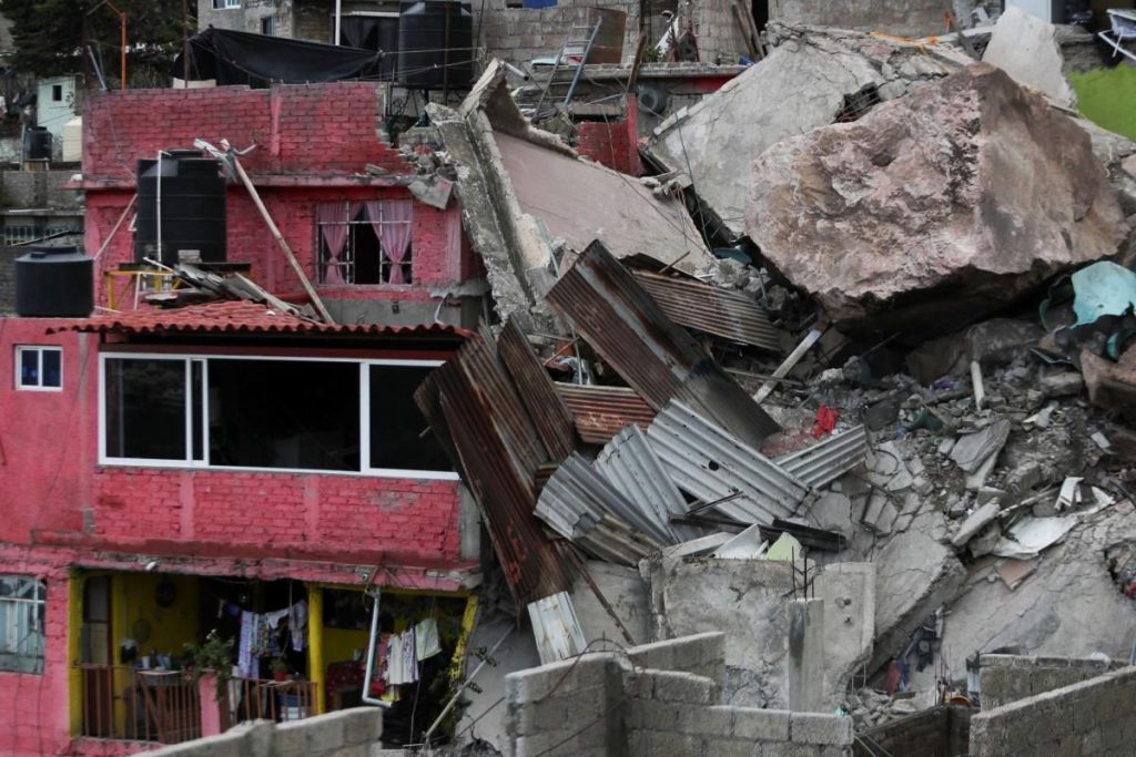 В Мексике жилые дома оказались погребены под скалой (фото)
