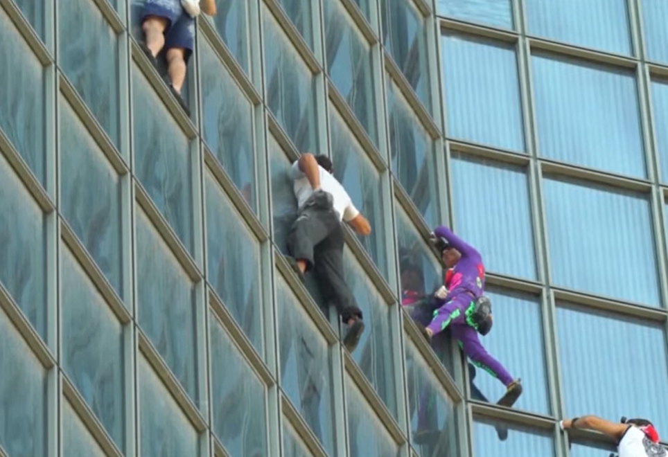 Французский «человек-паук» позвал друзей на небоскреб (видео)