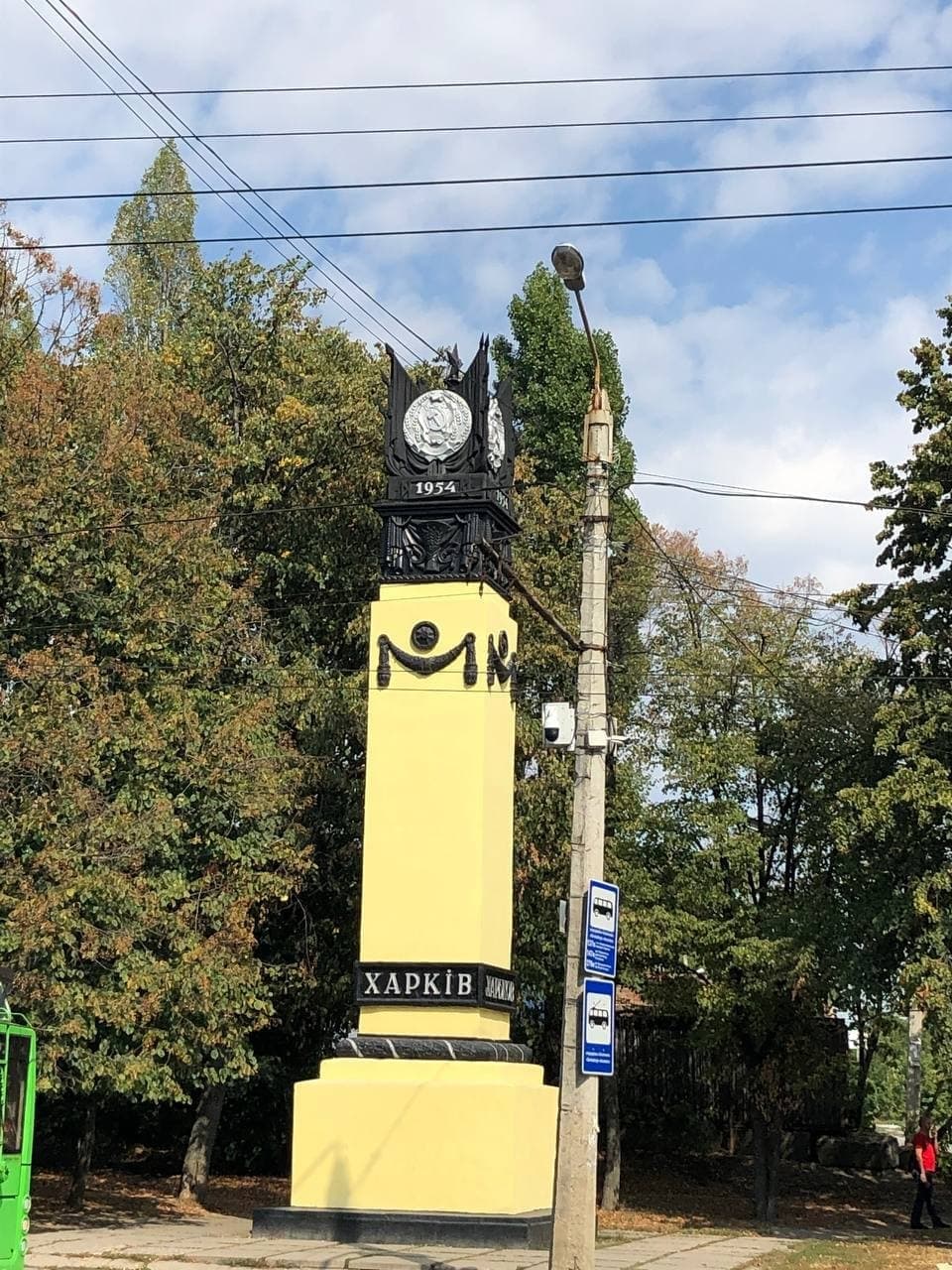 Серпы и молоты на углу пр. Московского и ул. Шаблева в Харькове активисты могут снести без городской власти