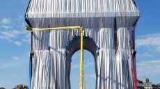 Триумфальную арку в Париже «одели» в упаковочную ткань (фото, видео)