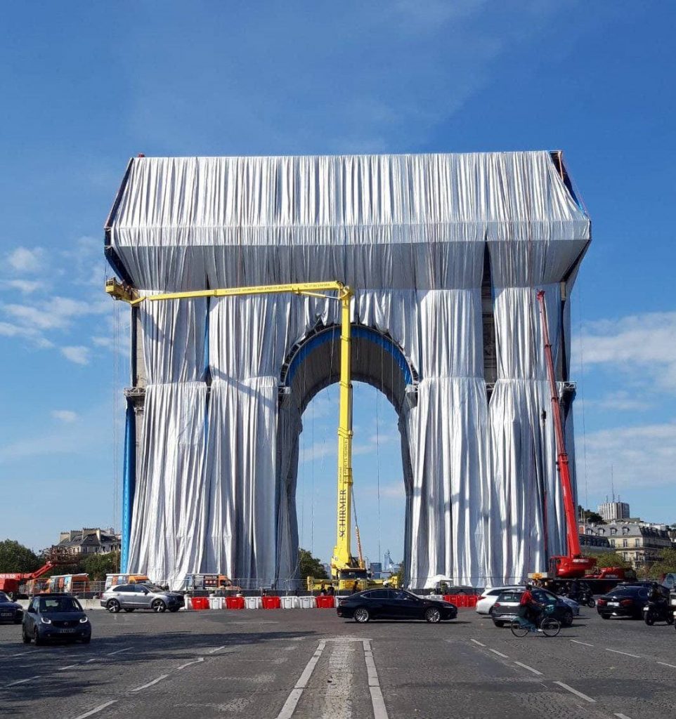 Триумфальную арку в Париже «одели» в упаковочную ткань (фото, видео)