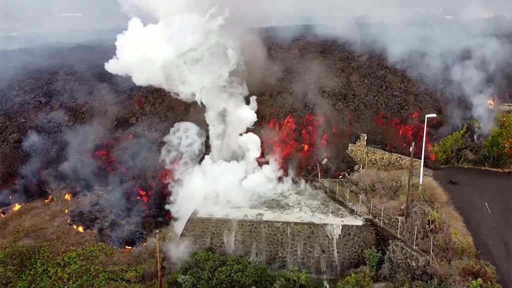 Вулкан на Канарских островах продолжает извергаться: аэропорт закрыт, людей призывают эвакуироваться