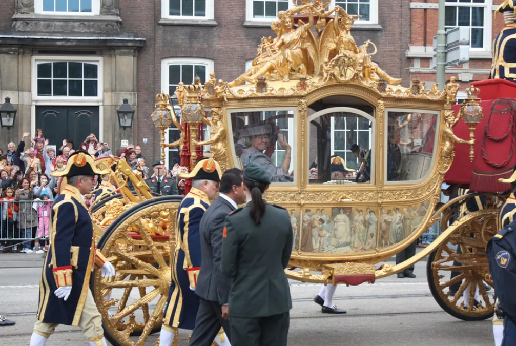Золотая королевская карета в Нидерланадах больше не принадлежит королю (фото)