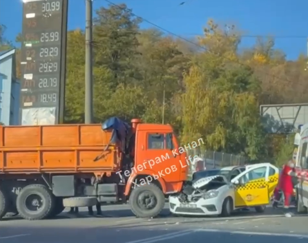 ДТП. В Харькове КАМАЗ наехал на такси (видео)