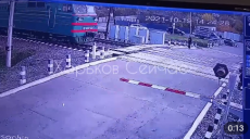 Девушка под Харьковом попала под поезд (видео момента наезда)
