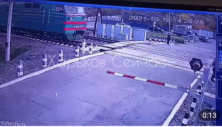 Девушка под Харьковом попала под поезд (видео момента наезда)