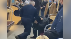 В Харькове мужчина в форме сотрудника метрополитета избил пассажира (видео)