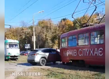 В Харькове — ДТП на трамвайных путях (фото)