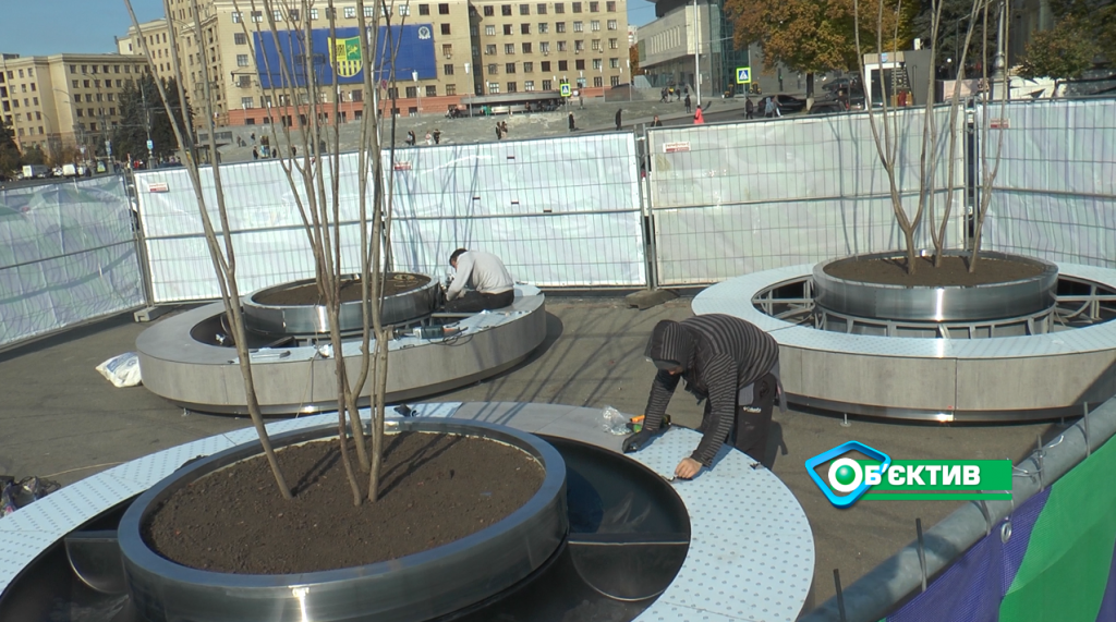 На площади Свободы монтируют клумбы с деревьями (фото)