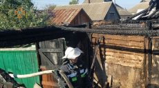Под Харьковом во время пожара пострадал хозяин дома: у пенсионера ожоги лица и рук (фото)