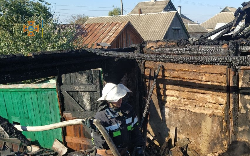 Под Харьковом во время пожара пострадал хозяин дома: у пенсионера ожоги лица и рук (фото)