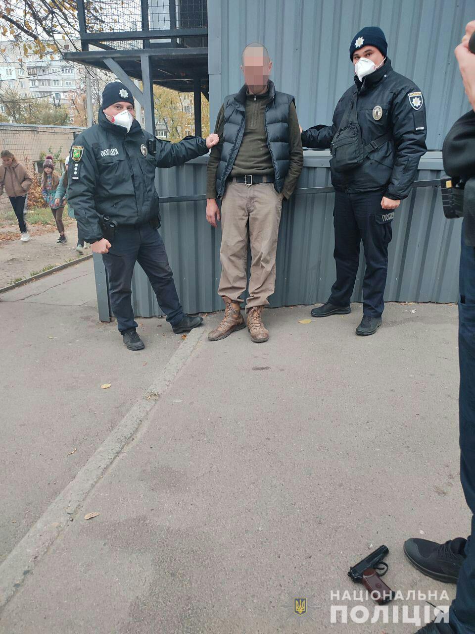 По Харькову разгуливал пьяный мужчина с оружием (фото)