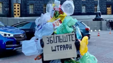Харьковчанин в мусорном костюме вышел на одиночный пикет под стены ВРУ
