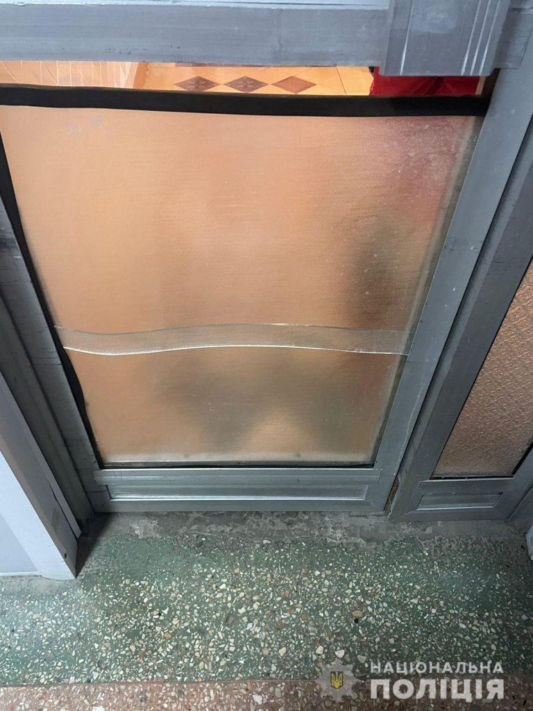 Родственник пациента разбил дверь в инфекционном отделении: известны причины конфликта в больнице на Харьковщине