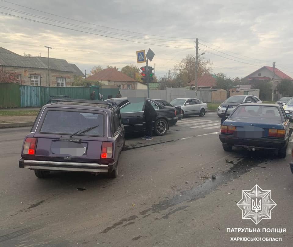 В Харькове столкнулись ВАЗ 21043, Audi и BMW (фото)