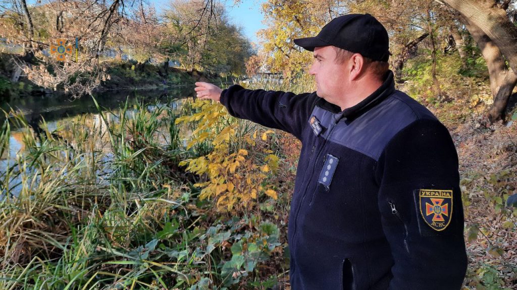 Харьковский спасатель не дал утонуть в реке мужчине (фото)