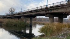 На Харьковщине устанавливают личность женщины, тело которой обнаружили под мостом (фото)