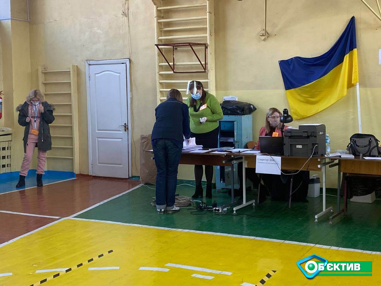 За мэра Харькова активней голосуют в центре, чем на Салтовке – «Честно»