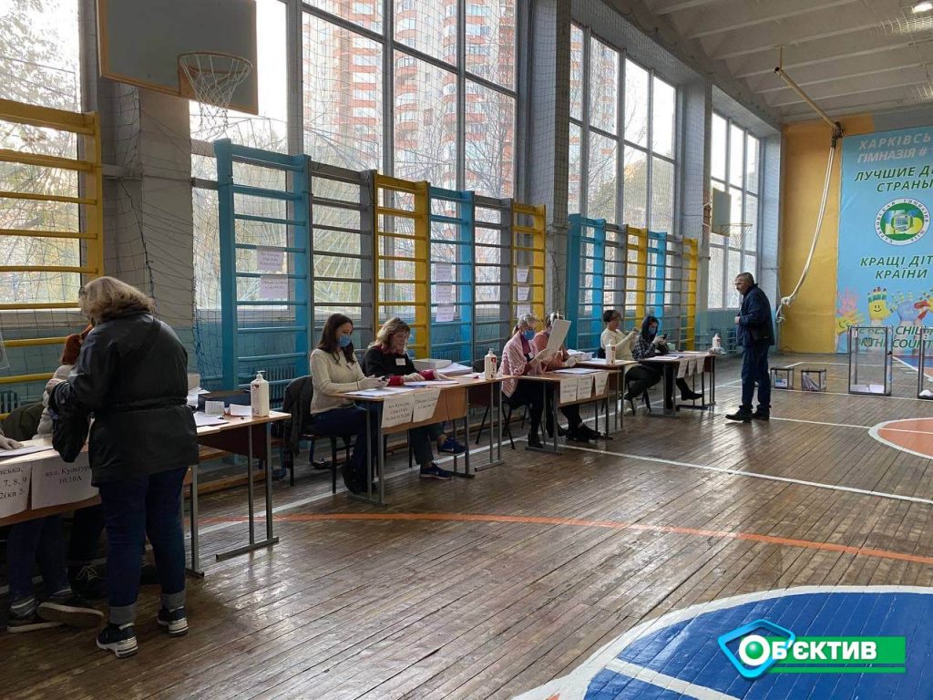 Выборы мэра Харькова: утром голосовали пенсионеры, сейчас потянулась молодежь