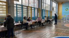 Выборы мэра Харькова: утром голосовали пенсионеры, сейчас потянулась молодежь