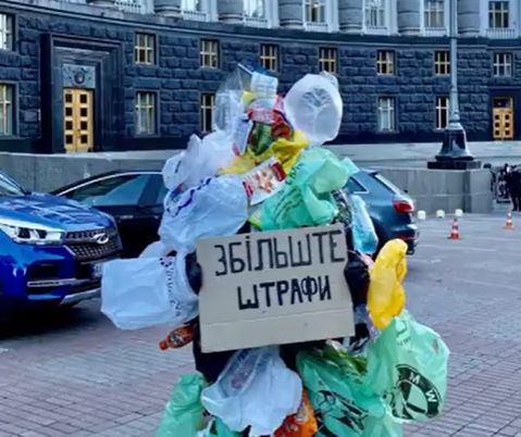 Харьковчанин в мусорном костюме вышел на одиночный пикет под стены ВРУ
